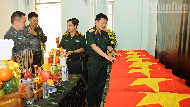 Hài cốt liệt sĩ được Quân đoàn 34 chăm sóc hương khói theo nghi thức quân đội.