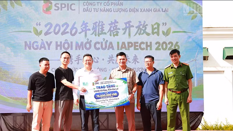 Trao tặng xã Gào 76 triệu đồng tại ngày hội. (Ảnh: PHÚC THẮNG)
