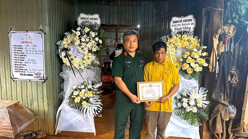 Đại diện gia đình hạ sĩ Kpă Thiêp nhận Giấy khen của Chủ tịch Ủy ban nhân dân xã Chư Sê.