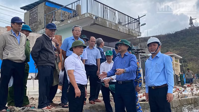 Lãnh đạo tỉnh Gia Lai và phường Quy Nhơn kiểm tra công tác khắc phục bão lũ năm 2025 tại khu phố 9 (Ảnh: Hải Minh)