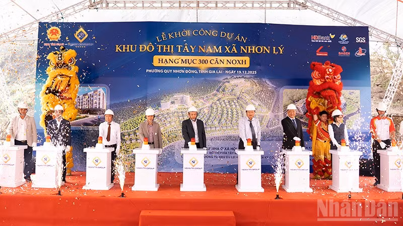 Các đại biểu nhấn nút khởi công dự án.