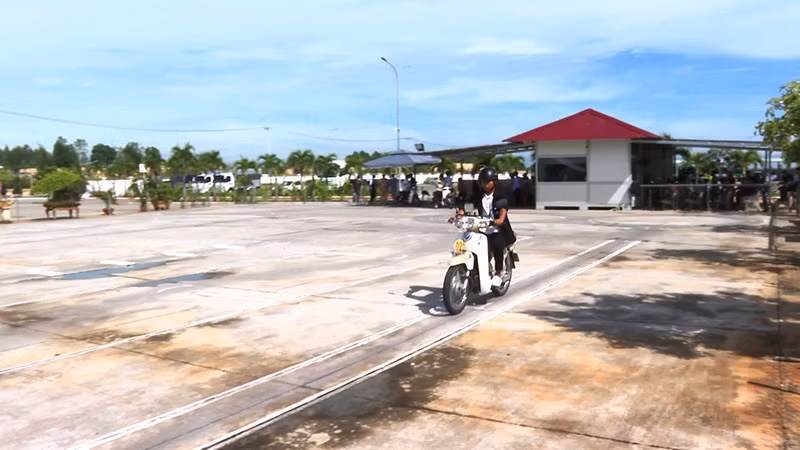 Người dân xã đảo Nhơn Châu tham gia kỳ thi sát hạch.