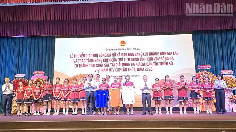 Các đại biểu trao áo đấu mới cho các cầu thủ. (Ảnh: PHÚC THẮNG)