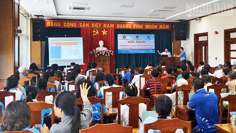 Bộ Tư lệnh Vùng Cảnh sát biển 2 phối hợp tổ chức hội nghị tuyên truyền tình hình biển đảo, luật Cảnh sát biển, chống khai thác IUU cho cán bộ, đảng viên và ngư dân phường Quy Nhơn.
