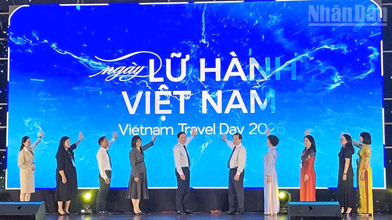 Các đại biểu thực hiện nghi thức chính thức khai mạc Ngày Lữ hành Việt Nam 2026. (Ảnh: PHÚC THẮNG)