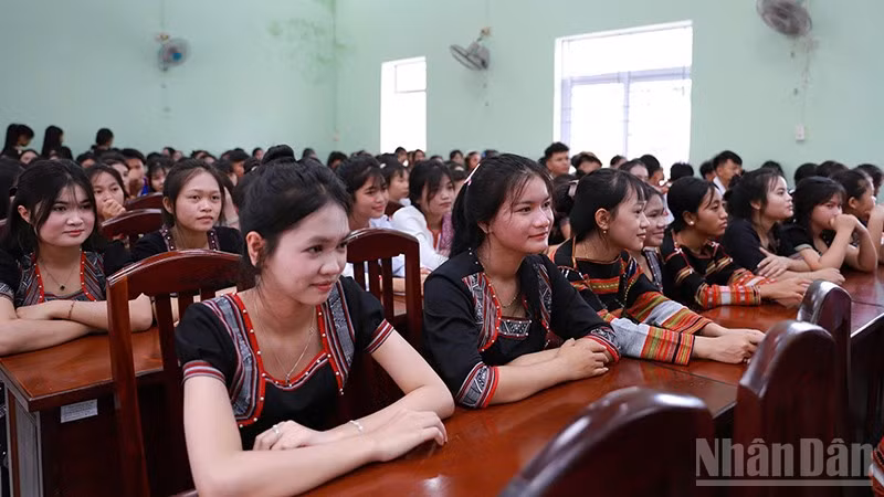 Học sinh Trường phổ thông dân tộc nội trú trung học phổ thông số 1 tỉnh Gia Lai háo hức chào đón năm học mới. (Ảnh: PHÚC THẮNG)