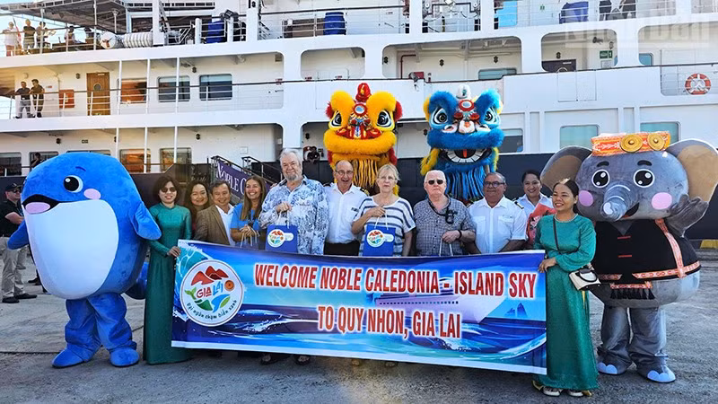 Gia Lai chào đón du khách quốc tế đến từ tàu Noble Caledonia-Island Sky.
