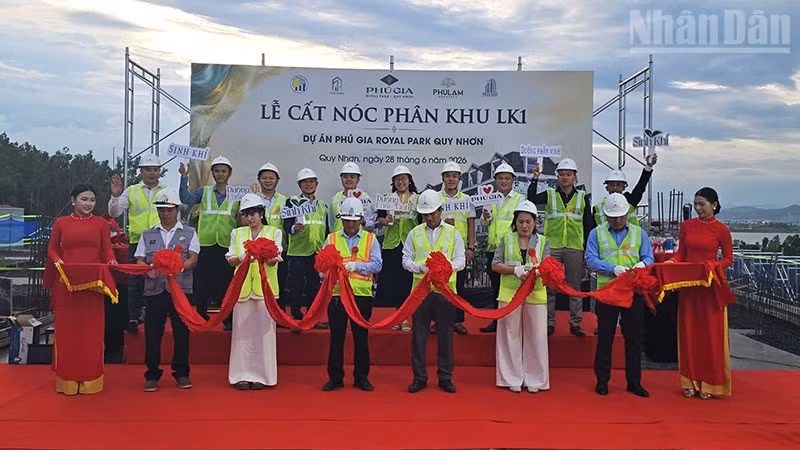 Cắt băng mừng lễ cất nóc phân khu LK1.