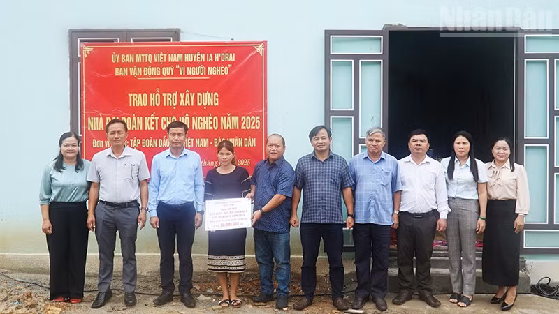 Trao nhà đại đoàn kết cho chị Ksor Biu.