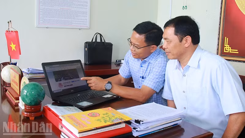 Lãnh đạo xã Ia Hiao giới thiệu trang Facebook "Ia Hiao ngày mới".