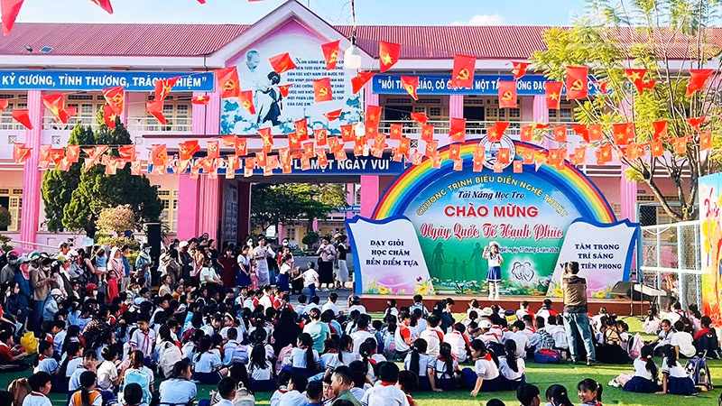 Đông đảo phụ huynh, học sinh tham gia chương trình.