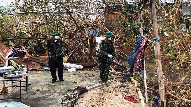 Lữ đoàn 368 phun khử khuẩn diện rộng tại các khu dân cư.