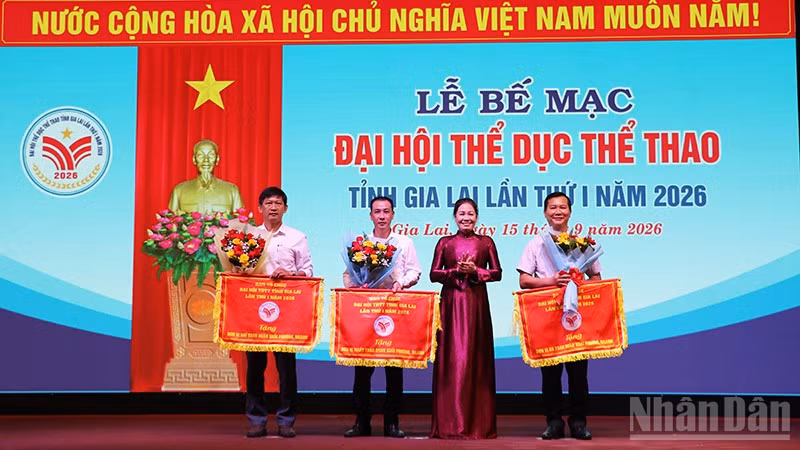 Tặng cờ, hoa cho các đơn vị nhất, nhì, ba toàn đoàn khối phường, ngành. (Ảnh: PHÚC THẮNG)