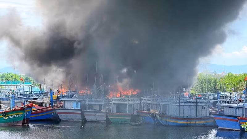 Vụ cháy tàu cá tại khu Nhơn Phước.