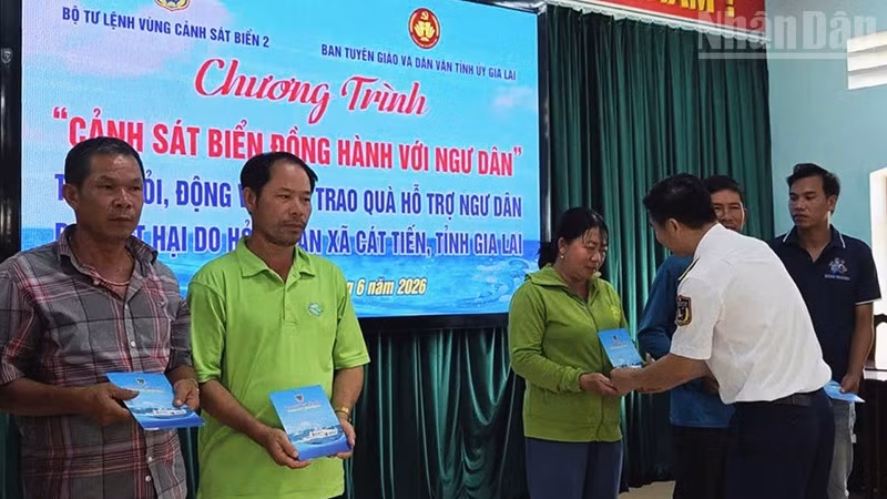 Bộ Tư lệnh Vùng Cảnh sát biển 2 trao suất quà cho các gia đình có tàu cá bị cháy.