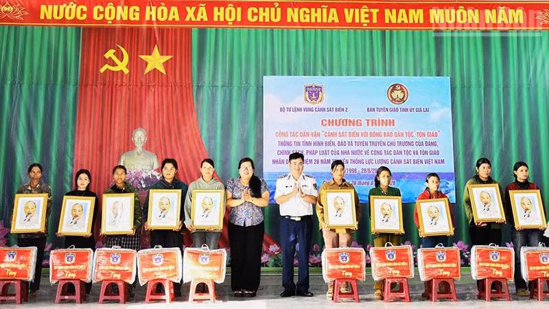 Vùng Cảnh sát biển 2 tặng quà cho các gia đình đồng bào có hoàn cảnh khó khăn xã Đăk Pơ. (Ảnh: Nam Trung)