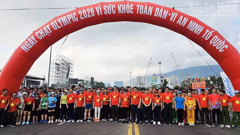 Đông đảo cán bộ, người dân chuẩn bị ở vạch xuất phát giải chạy.