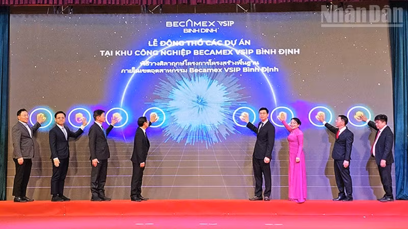 Các đại biểu bấm nút động thổ hàng loạt dự án trọng điểm thuộc Khu công nghiệp-đô thị-dịch vụ Becamex VSIP Bình Định.