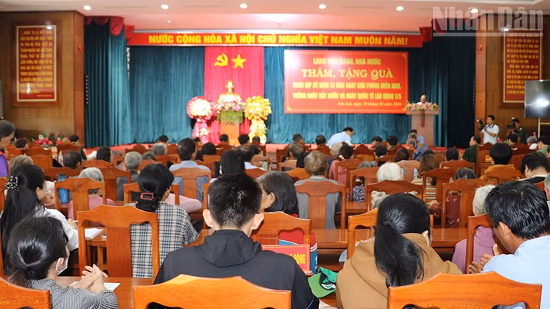 Quang cảnh buổi thăm, tặng quà.