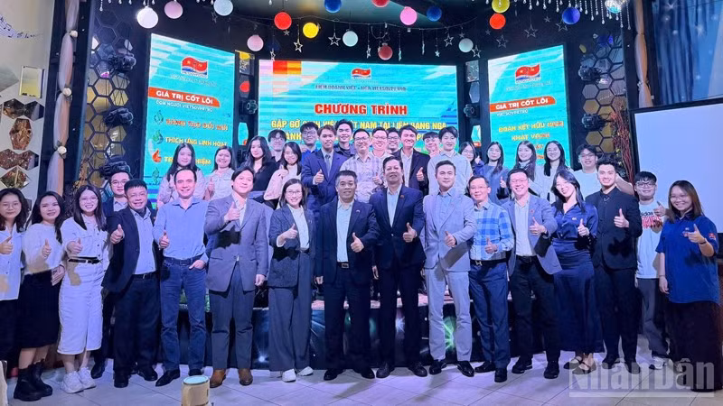 Các đại biểu và sinh viên Việt Nam tại Liên bang Nga chụp ảnh lưu niệm cùng đại diện Liên doanh Việt-Nga Vietsovpetro.