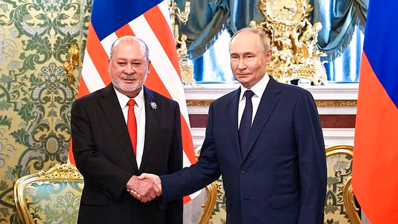 Tổng thống Nga Vladimir Putin (phải) và Quốc vương Malaysia Sultan Ibrahim hội đàm tại Điện Kremlin. (Ảnh: KREMLIN.RU)
