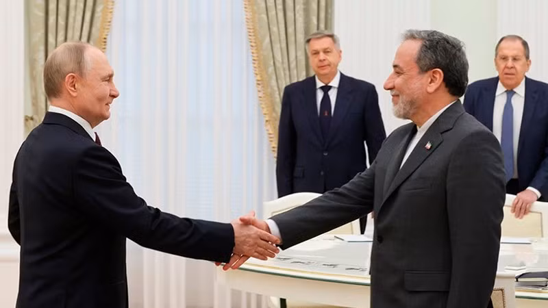 Tổng thống Nga Vladimir Putin tiếp Bộ trưởng Ngoại giao Iran Abbas Araghchi tại Điện Kremlin. (Ảnh: TASS)