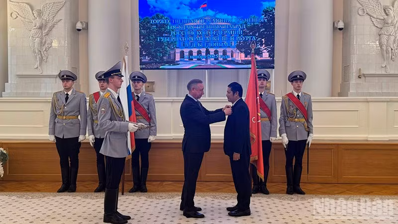 Thống đốc Saint Petersburg Alexander Beglov trao tặng ông Nguyễn Quốc Hùng phần thưởng cao quý của thành phố.