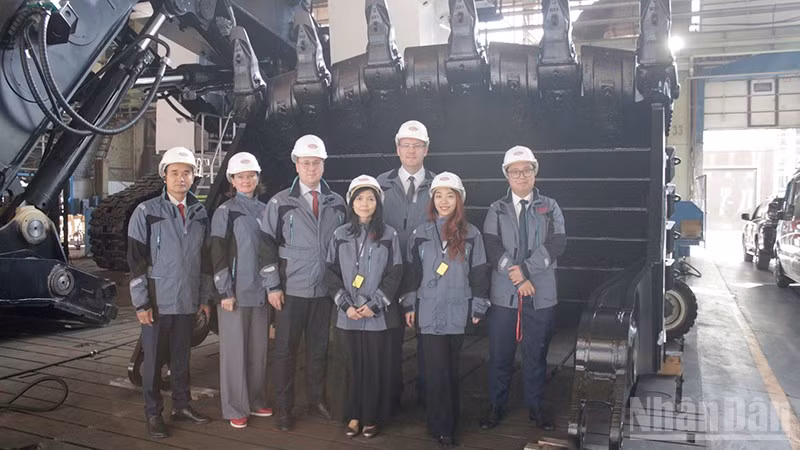 Đoàn công tác Tổng Lãnh sự quán Việt Nam tại thành phố Ekaterinburg thăm Nhà máy Uralmash.