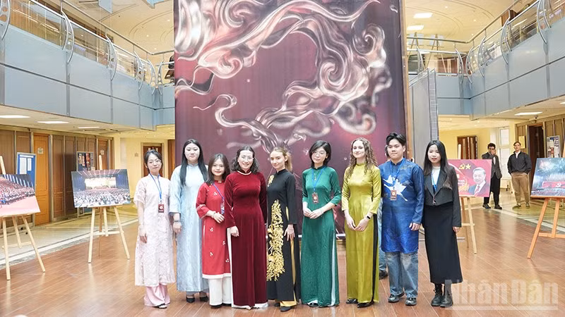 Đại diện Đại sứ quán Việt Nam tại Nga cùng sinh viên Việt Nam và Nga tham gia Ngày Việt Nam tại MGIMO lần thứ 11. (Ảnh: XUÂN HƯNG)