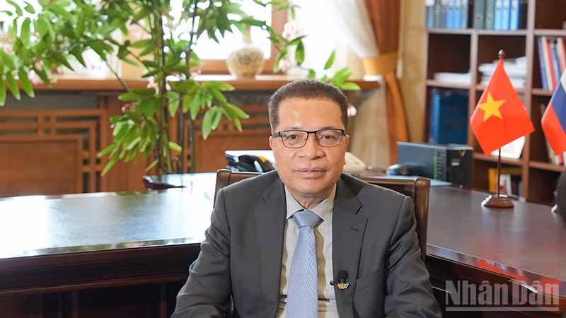 Đại sứ Việt Nam tại Liên bang Nga Đặng Minh Khôi trả lời phỏng vấn phóng viên Báo Nhân Dân thường trú tại Nga. (Ảnh: XUÂN HƯNG)