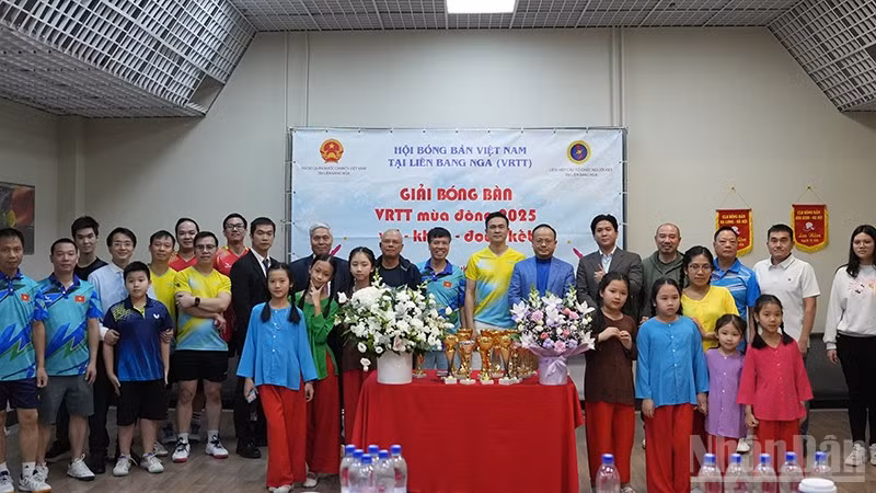 Ban Tổ chức, khách mời chụp ảnh lưu niệm với các vận động viên.