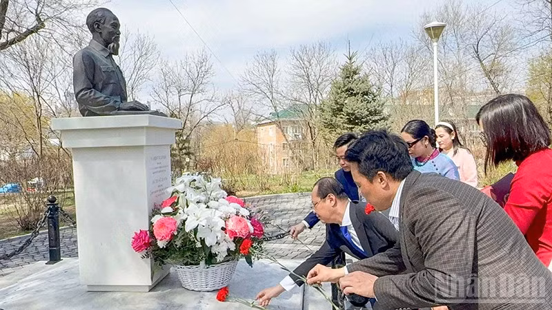 Tổng lãnh sự Việt Nam tại Vladivostok Nguyễn Việt Kiên cùng các đại biểu dâng hoa tại Tượng đài Chủ tịch Hồ Chí Minh.