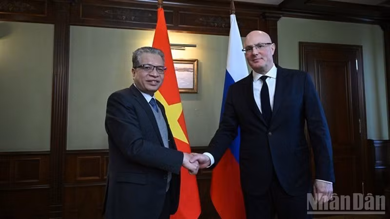 Đại sứ Việt Nam tại Liên bang Nga Đặng Minh Khôi gặp, làm việc với Phó Thủ tướng Liên bang Nga Dmitry Chernyshenko.
