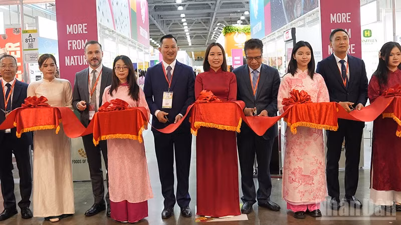 Các đại biểu cắt băng khai trương khu gian hàng Việt Nam tại WorldFood Moscow 2025. 