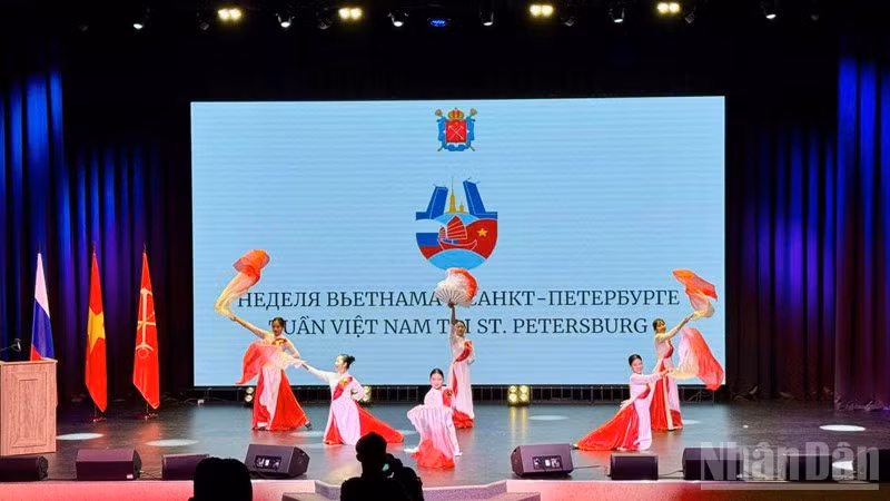 Sinh viên Việt Nam biểu diễn tại chương trình. (Ảnh: XUÂN HƯNG)