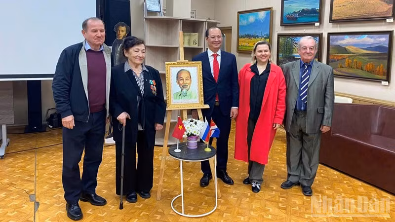 Tổng lãnh sự Việt Nam tại Vladivostok Nguyễn Việt Kiên chụp ảnh với những người bạn Nga thân thiết của Việt Nam. 