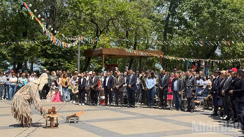 Người dân Yakutia trong trang phục truyền thống tái hiện nghi lễ cúng tế Mặt Trời.