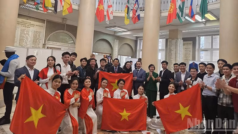Sinh viên Việt Nam tham gia Lễ hội sinh viên quốc tế tại MADI.