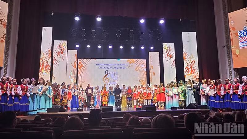 Cộng đồng các dân tộc tham gia Lễ hội văn hóa quốc tế tại Viễn Đông nước Nga.