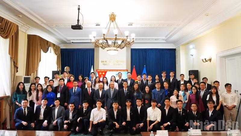 Các đại biểu chụp ảnh lưu niệm.