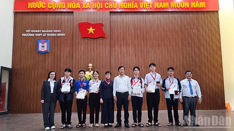 Trao học bổng “Khai sáng” cho các em học sinh THPT Lê Trung Đình ở Quảng Ngãi.