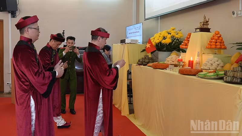 Lễ Giỗ Tổ diễn ra long trọng với nghi thức dâng hương tưởng nhớ các Vua Hùng. (Ảnh: XUÂN HƯNG)