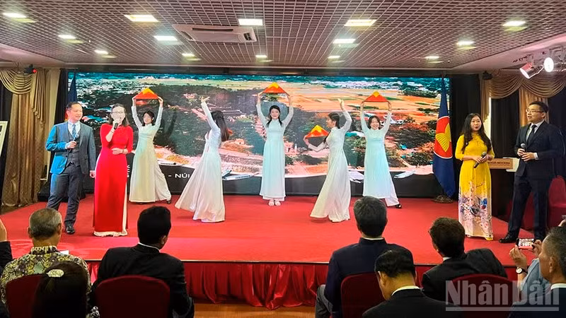 Tiết mục văn nghệ Kỷ niệm 56 năm Ngày thành lập ASEAN tại Liên bang Nga. (Ảnh: THÙY VÂN)