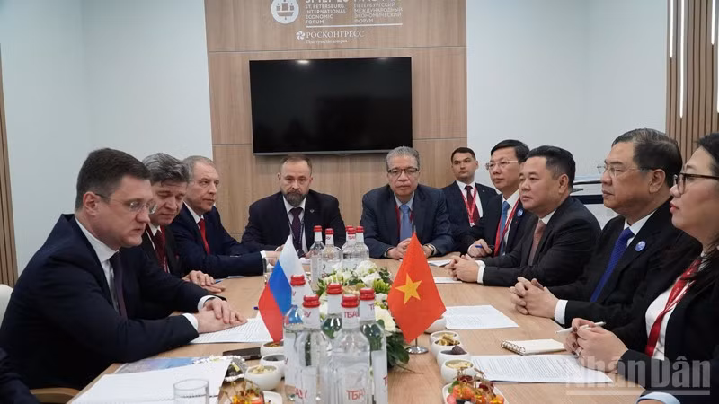 Phó Thủ tướng Thường trực Chính phủ Phạm Gia Túc gặp, làm việc với Phó Thủ tướng Nga Alexander Novak. (Ảnh: XUÂN HƯNG)