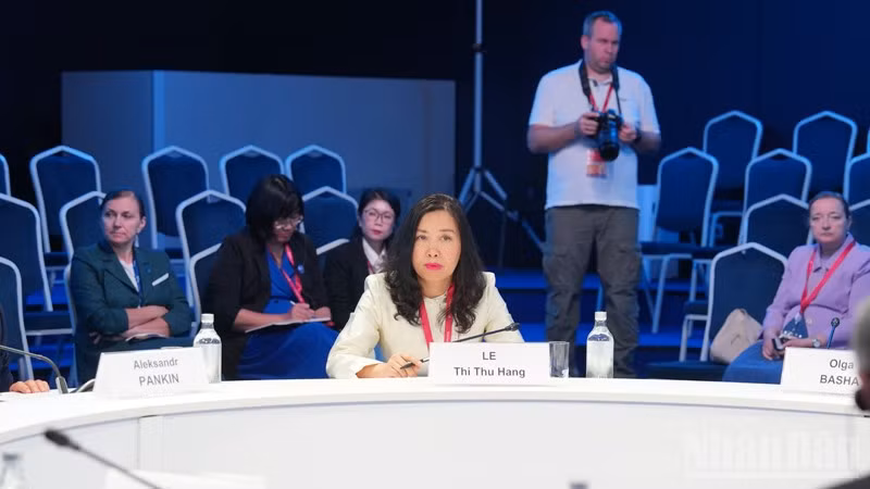 Thứ trưởng Ngoại giao Lê Thị Thu Hằng tham dự và phát biểu tại Phiên thảo luận “Nga-APEC: Triển vọng hợp tác rộng mở đến năm 2035”. (Ảnh: XUÂN HƯNG)