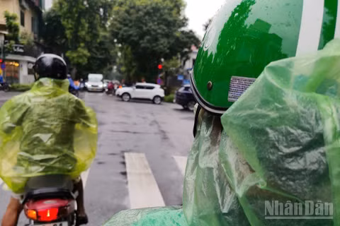Tài xế công nghệ Grab Nguyễn Tác Nam khẳng định không có việc phát cơm cho tài xế công nghệ ở Hà Nội trong những ngày có những thông tin lan truyền kêu gọi các tài xế tắt app xe công nghệ.