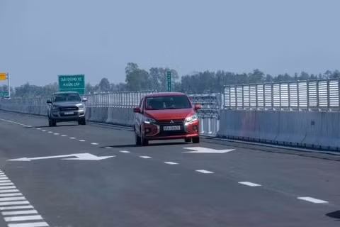 Ô-tô lưu thông trên cao tốc Cần Thơ-Cà Mau. (Ảnh: Báo Nhân Dân)