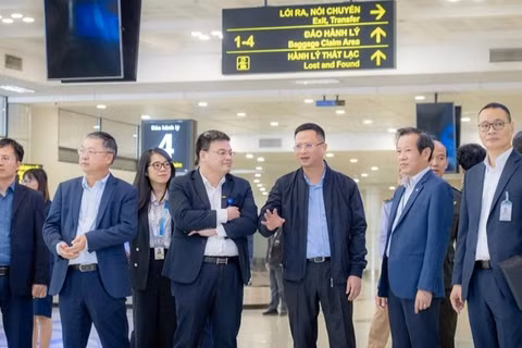 Cục trưởng Hàng không Uông Việt Dũng cùng đoàn công tác Cục Hàng không Việt Nam kiểm tra tại Cảng hàng không quốc tế Nội Bài. (Ảnh: NIA)