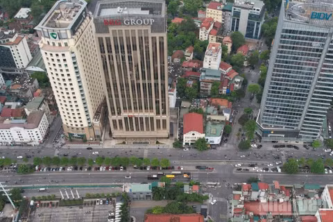Đường Trần Quang Khải , phường Hoàn Kiếm (Hà Nội) nối cầu Chương Dương tới dốc Bác Cổ.