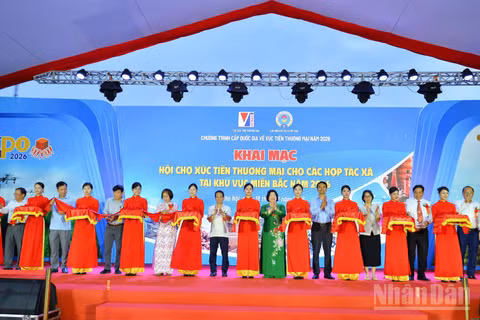 Nghi thức cắt băng khai mạc Hội chợ Xúc tiến thương mại cho các hợp tác xã khu vực miền bắc năm 2026.